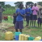 School children get fresh water well, Brunnen wird für die Schuleinrichtung gebaut