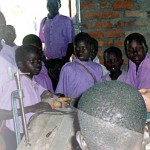 Projekt Schulbänke: Helmut mit seinem Werkzeug, Apac Uganda