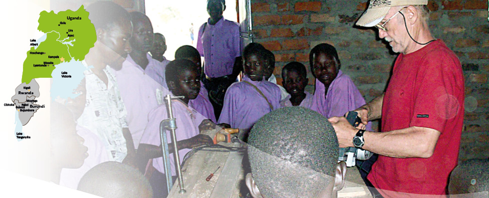 Projekt Schulbänke: Helmut mit seinem Werkzeug, Apac Uganda