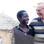 Gerhard mit der Eunice, der Schatzmeisterin der Schule, Apac Uganda