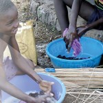 Jungen beim Wäschewaschen, Apac Uganda